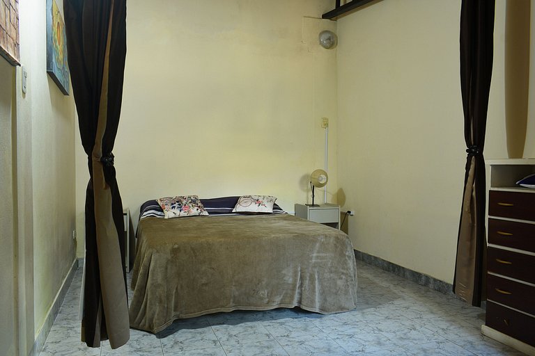 Apartamento de 2 quartos e garagem na Av. Perón