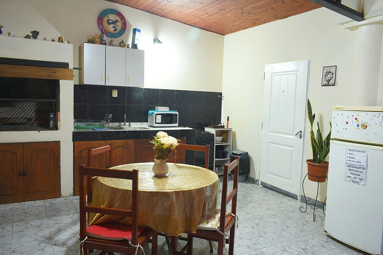 Depa de 2 habitaciones con cochera en Av. Perón