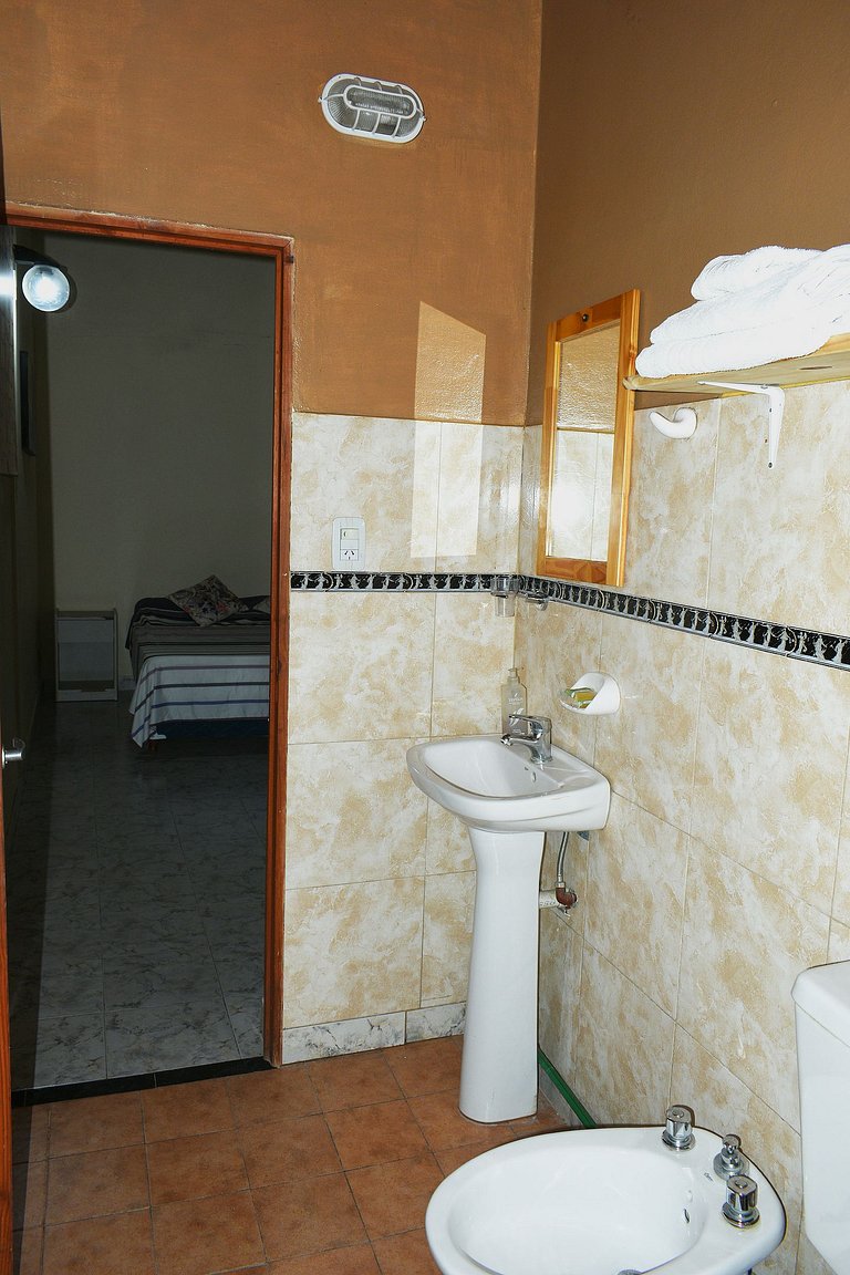 Apartamento de 2 quartos e garagem na Av. Perón