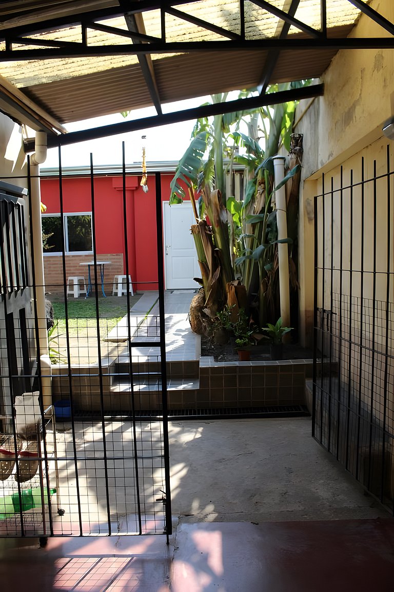 Apartamento de 2 quartos e garagem na Av. Perón