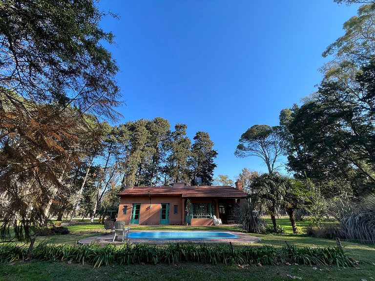 Churrasqueira e piscina à beira do rio Paraná
