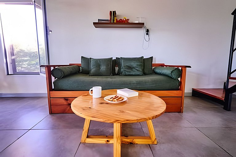 19 minutes from downtown. Gallery, barbecue area, and large