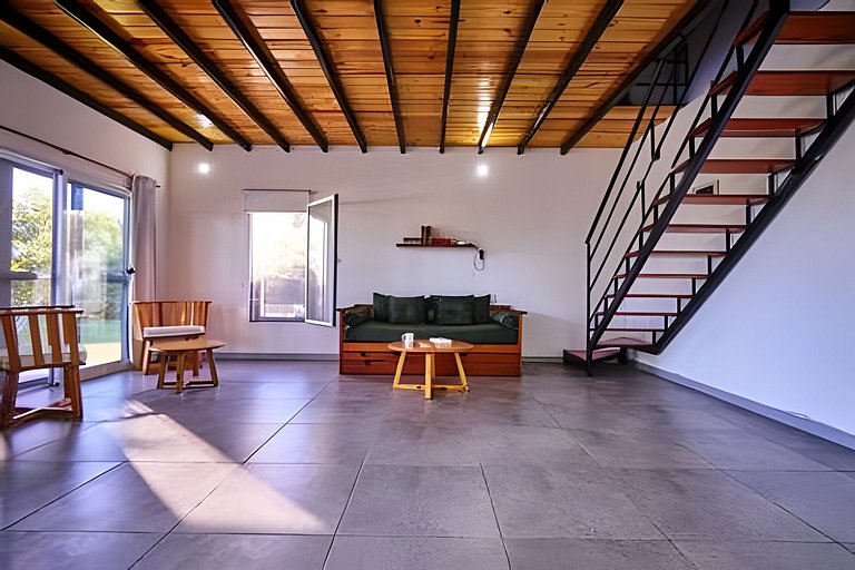 19 minutes from downtown. Gallery, barbecue area, and large