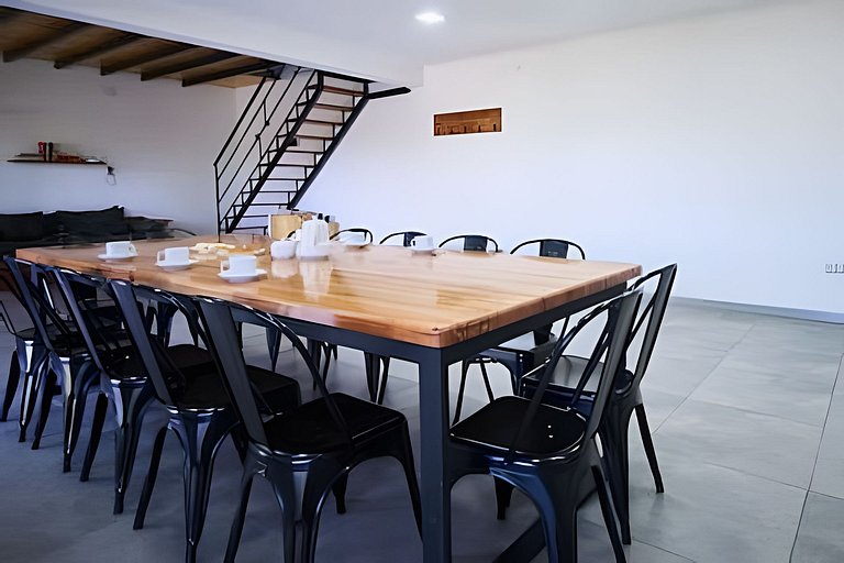 19 minutes from downtown. Gallery, barbecue area, and large