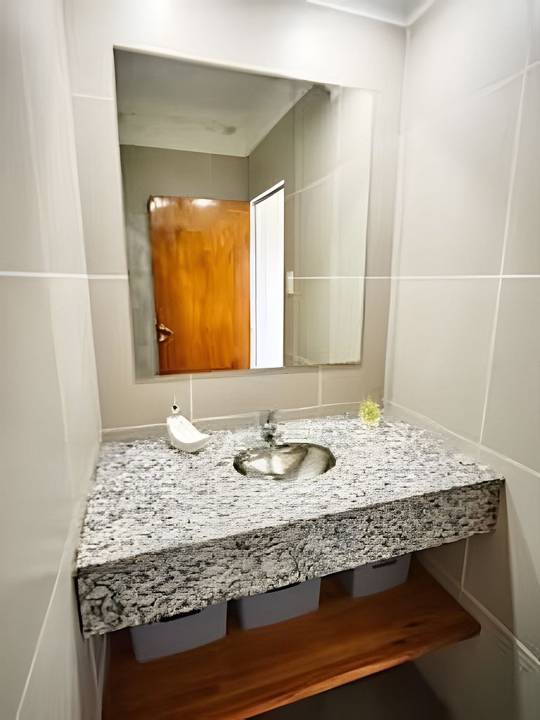 19 minutes from downtown. Gallery, barbecue area, and large