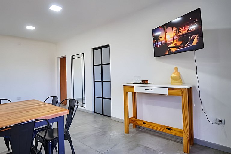 19 minutes from downtown. Gallery, barbecue area, and large