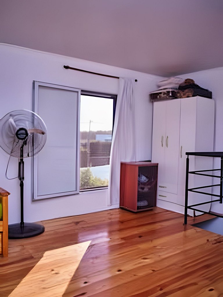 19 minutes from downtown. Gallery, barbecue area, and large